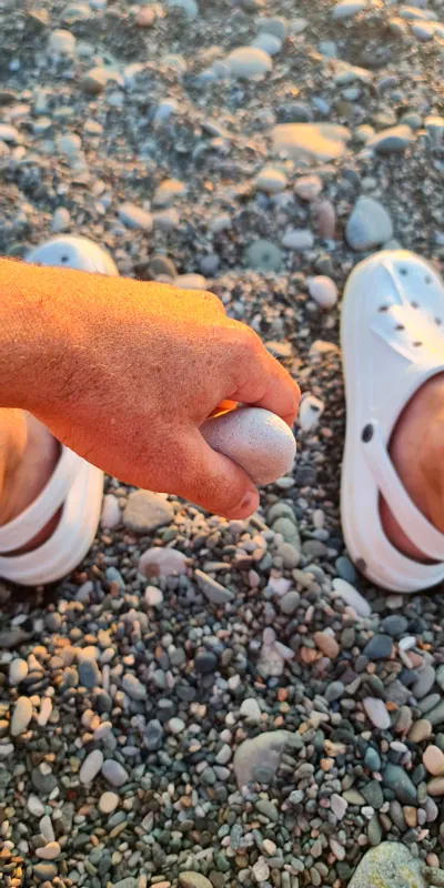 batumi-plyazchi-pesok-galka-ili