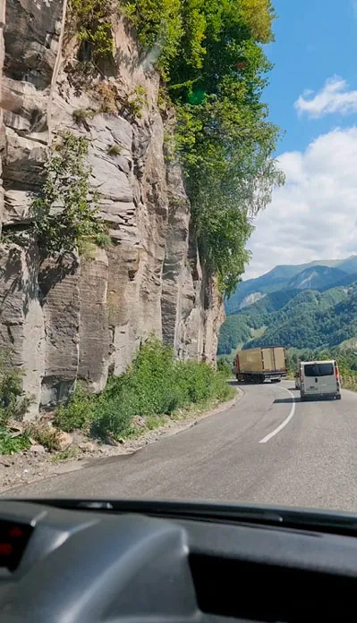 na-avto-v-gruziyu-gora